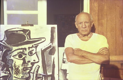 © Roberto Otero. Picasso junto a su obra El pintor (1964).