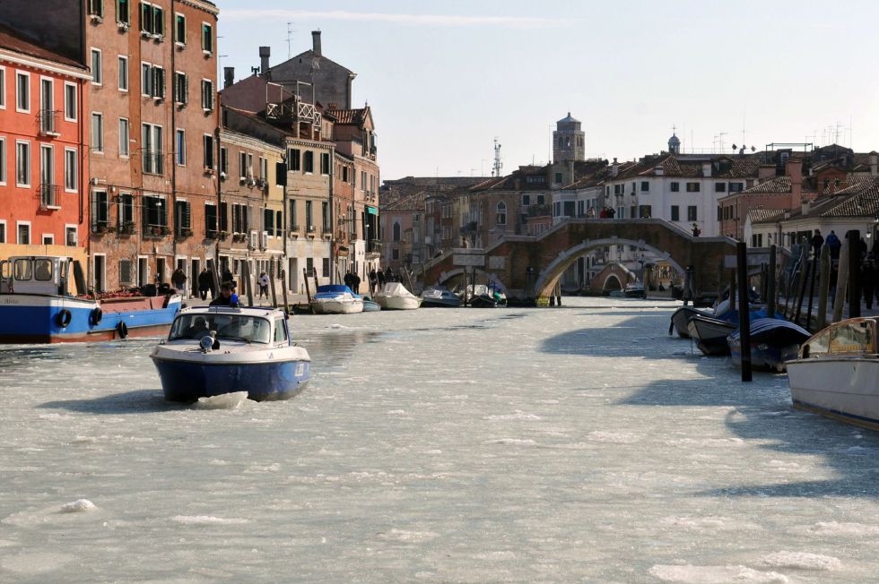 Los canales de Venecia se hielan