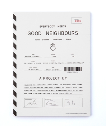 'Everybody Needs Good Neighbours', de Arnau Blanch, editado por RM y La Caixa. Premio PHotoEspaña al Mejor libro de fotografía del año en categoría nacional