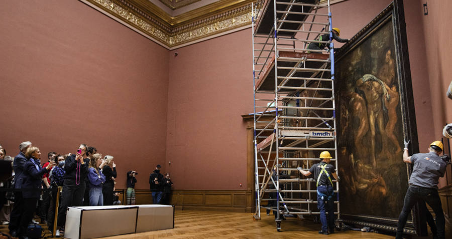 Instalación del primer gran Rubens en el Real Museo de Bellas Artes de Amberes