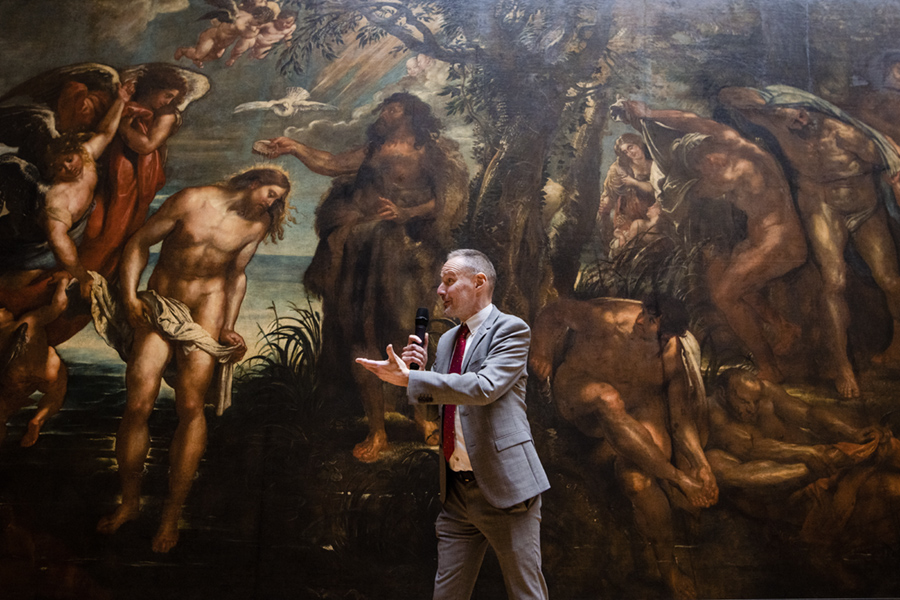 Instalación del primer gran Rubens en el Real Museo de Bellas Artes de Amberes