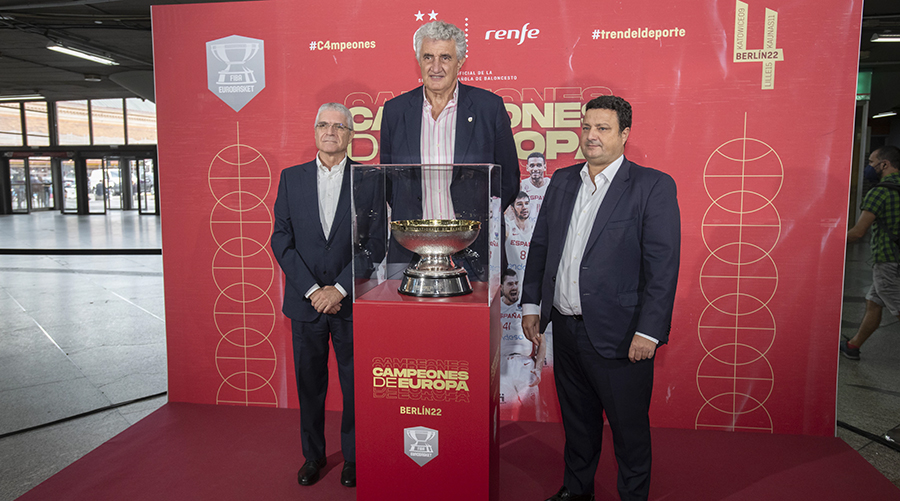 Los viajeros de Cercanías Madrid, con la copa del EuroBasket