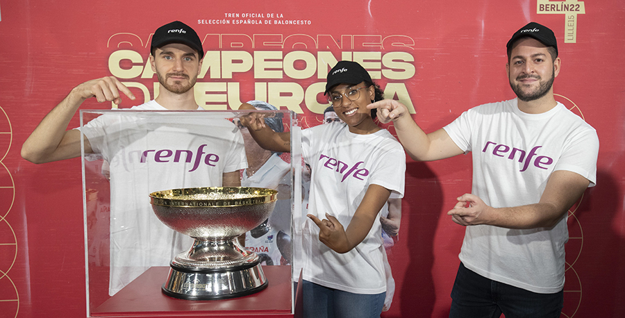 Los viajeros de Cercanías Madrid, con la copa del EuroBasket