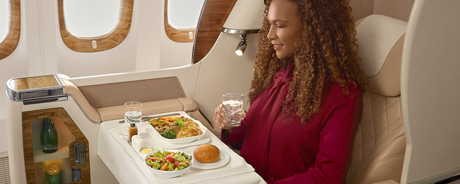 Emirates introduce la opción de pedido anticipado de comidas a bordo en la ruta Madrid - Dubái