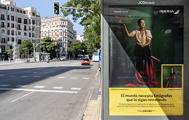 Iberia y PHotoESPAÑA exploran las capacidades de la IA en una exposición urbana en Madrid