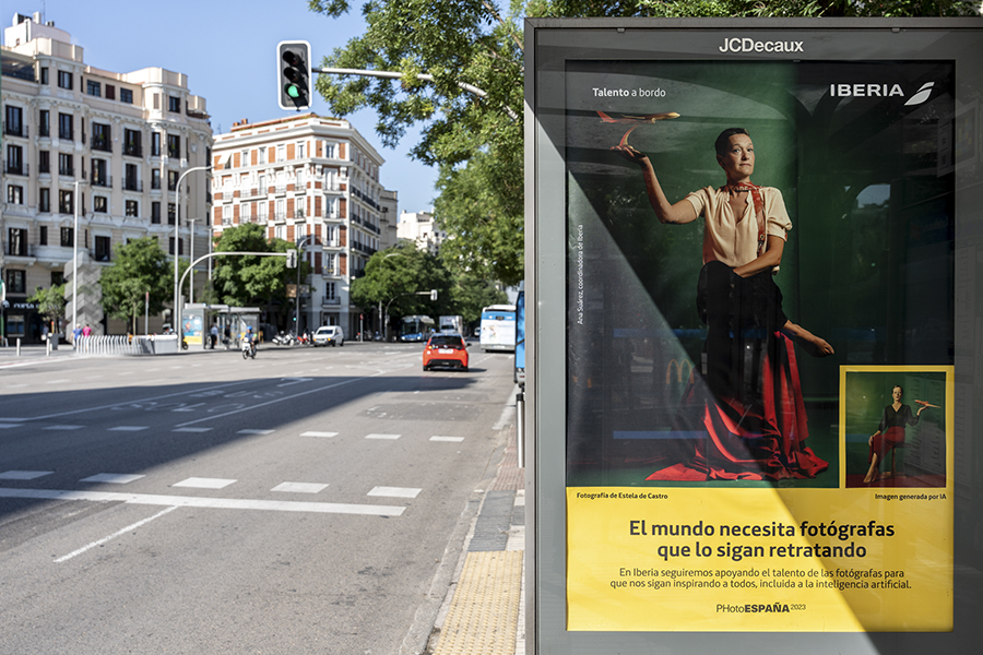 Iberia y PHotoESPAÑA exploran las capacidades de la IA en una exposición urbana en Madrid