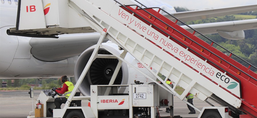 Iberia Airport Services y Repsol utilizan combustible renovable en las actividades de handling del aeropuerto de Bilbao