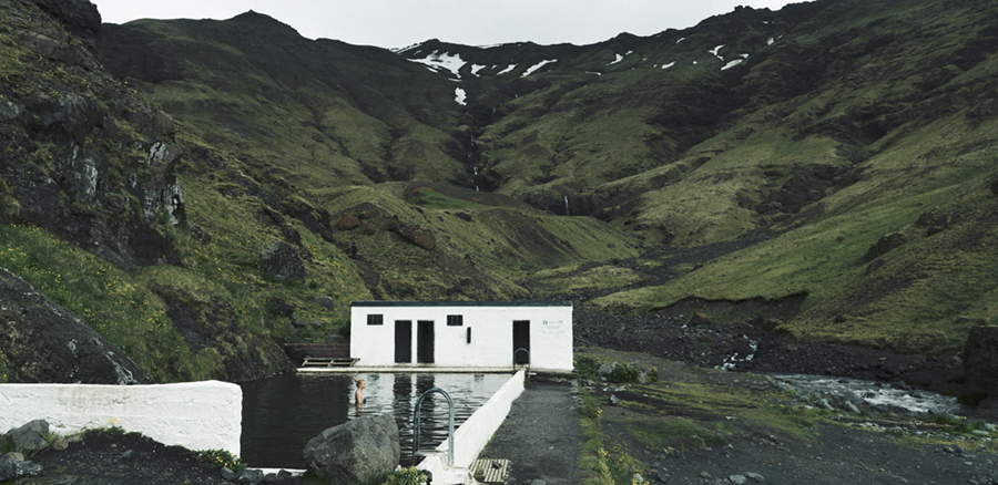 PLAY lleva a los viajeros españoles a los mejores baños termales de Islandia