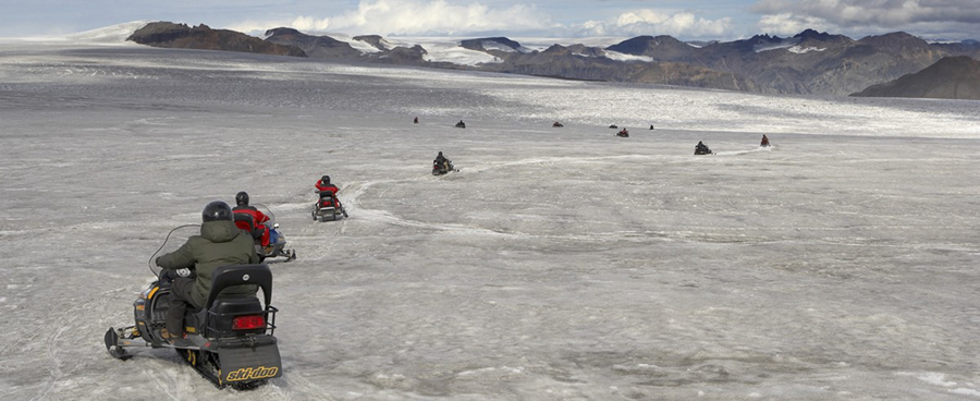 PLAY lleva a los viajeros españoles a los mejores baños termales de Islandia