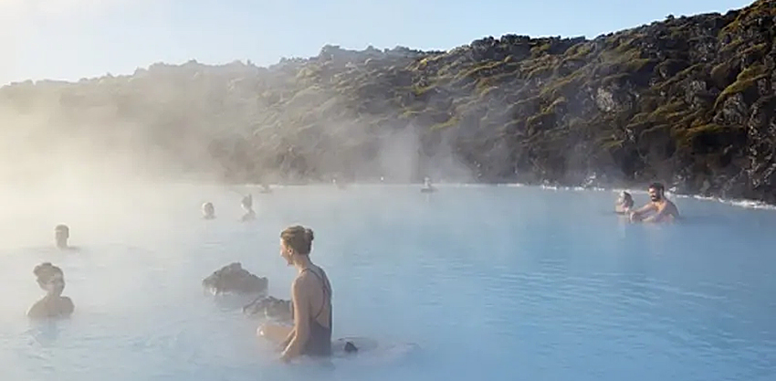 PLAY lleva a los viajeros españoles a los mejores baños termales de Islandia
