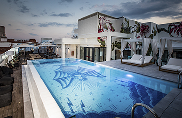 ¡Ya está aquí la piscina del Rooftop NYX Hotel Madrid!