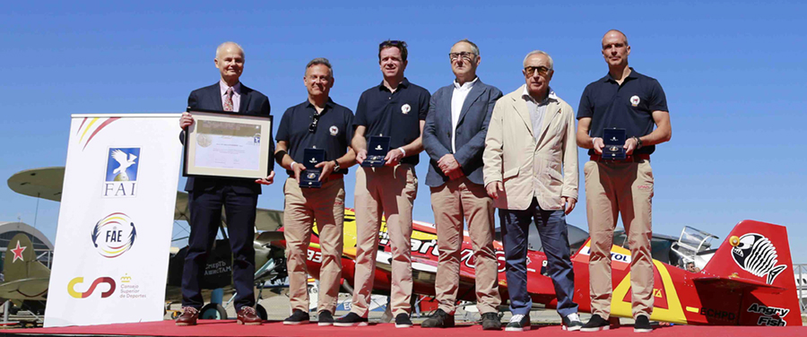 D. Álvaro de Orleans-Borbón y el Equipo Nacional de Vuelo Acrobático galardonados por su trayectoria y méritos deportivos