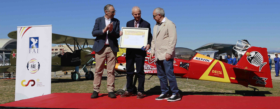 D. Álvaro de Orleans-Borbón y el Equipo Nacional de Vuelo Acrobático galardonados por su trayectoria y méritos deportivos