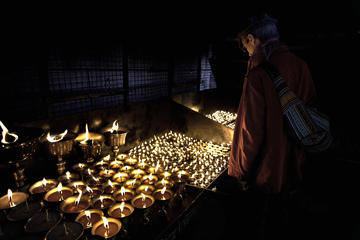 Velas en un templo de Katmandu, Foto Harry Fish