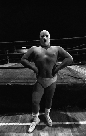 Aquí estamos - El angel Blanco. De la serie Luchadores, 1987 © Paz Errázuriz. VEGAP. Madrid, 2013