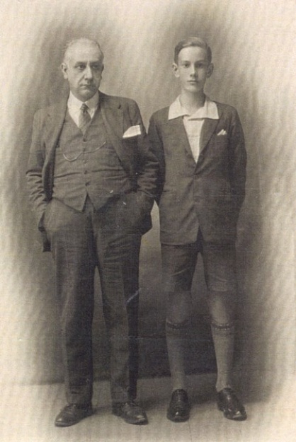 Mitografías © José Cela acompañado de su padre. Cedida por Fundación Camilo José Cela