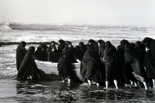 Sin título (de la serie Éxtasis) 1999. Foto: Larry Barns. Cortesía Jérôme de Noirmont, Paris © Shirin Neshat