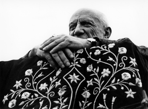 Manitas de Plata joue pour Picasso, 1968 © Lucien Clergue. En el Institut Français de Madrid