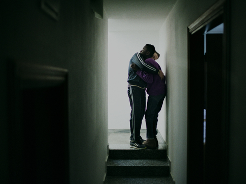 Dos chicos se abrazan en el pasillo de la “Casa Famiglia”. Montesilvano. Italia. © Álvaro Deprit, en FNAC Callao