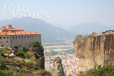 Monasterio de San Esteban con la ciudad de Kalampaka al fondo
