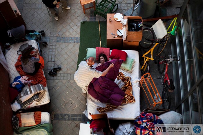 Andrés Kudacki "Crisis nacional de vivienda. Deshaucios" Imagen de una serie. Seleccionado en el  XVIII Premio Internacional Luis Valtueña de Fotografía Humanitaria
