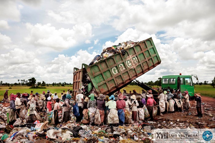 David Rengel "Turismo sucio" Imagen de una serie. Seleccionado en el  XVIII Premio Internacional Luis Valtueña de Fotografía Humanitaria