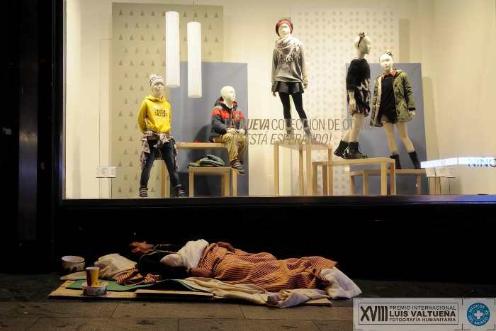 Czuko Williams "Hotel de las estrellas" Imagen de una serie. Seleccionado en el  XVIII Premio Internacional Luis Valtueña de Fotografía Humanitaria