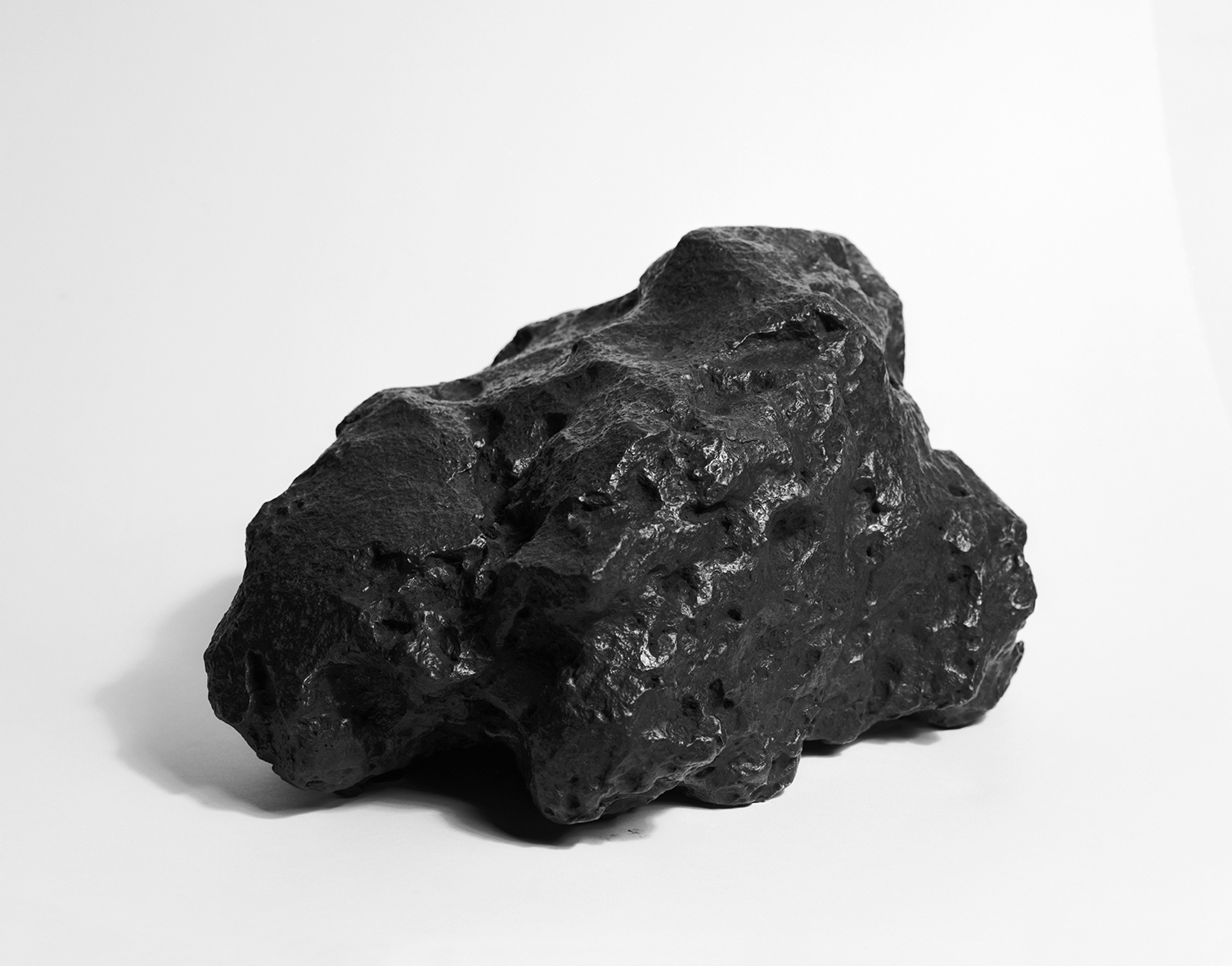 Metallic meteorite which fell to Earth in Argentina between 4.000 and 6.000 years ago, 2013. De la serie "Almost There". Copyright Aleix Plademunt