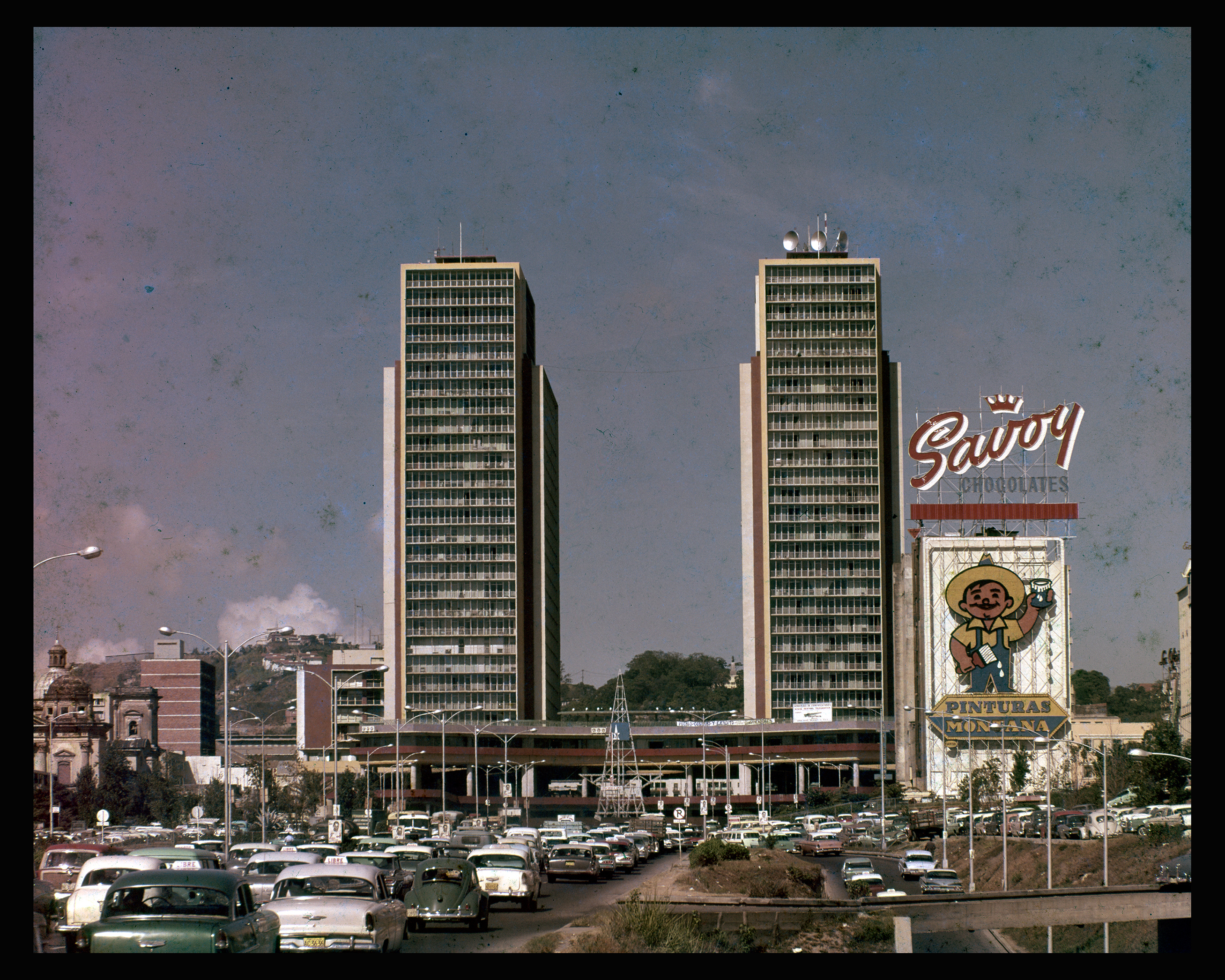 Torres del Silencio. Av. Bolívar. Cartel Savoy / Montana, 1963. ©Tito Caula