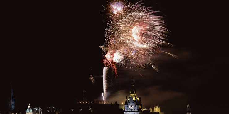Los fuegos artificiales iluminan Edimburgo durante el Hogmanay.