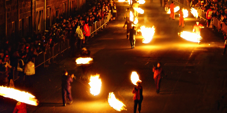 Stonehaven Fireball Festival, región de Aberdeen.