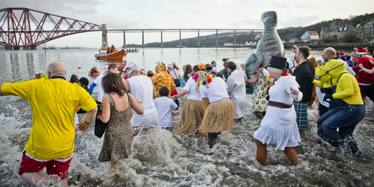 El Loony Dook el día de Año Nuevo en South Queensferry.