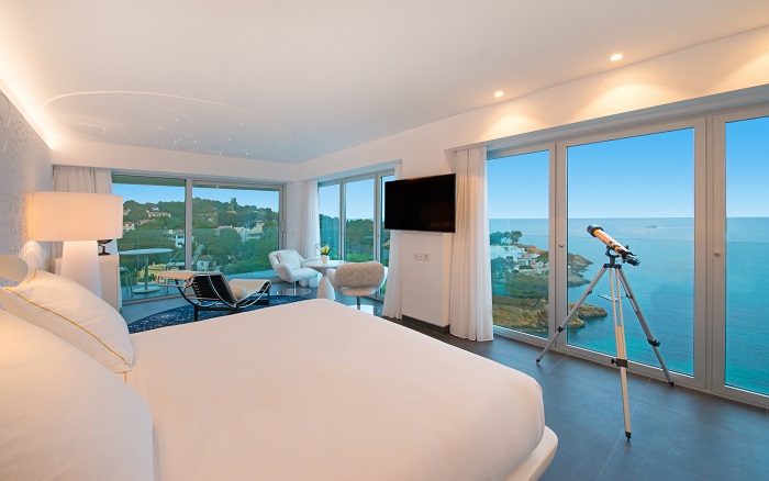 Una habitación con vistas al espacio