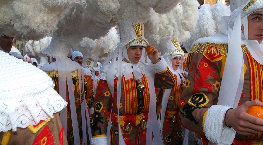 Los Gilles, protagonistas de uno de los carnavales más curiosos de Europa 