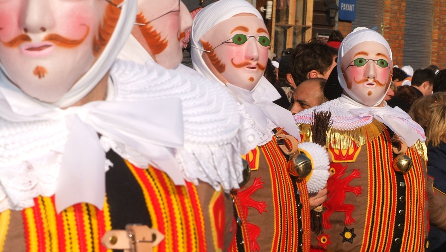 Los Gilles, protagonistas de uno de los carnavales más curiosos de Europa 