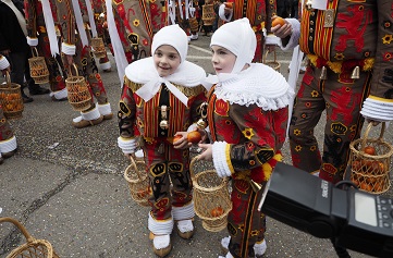 Los Gilles, protagonistas de uno de los carnavales más curiosos de Europa
