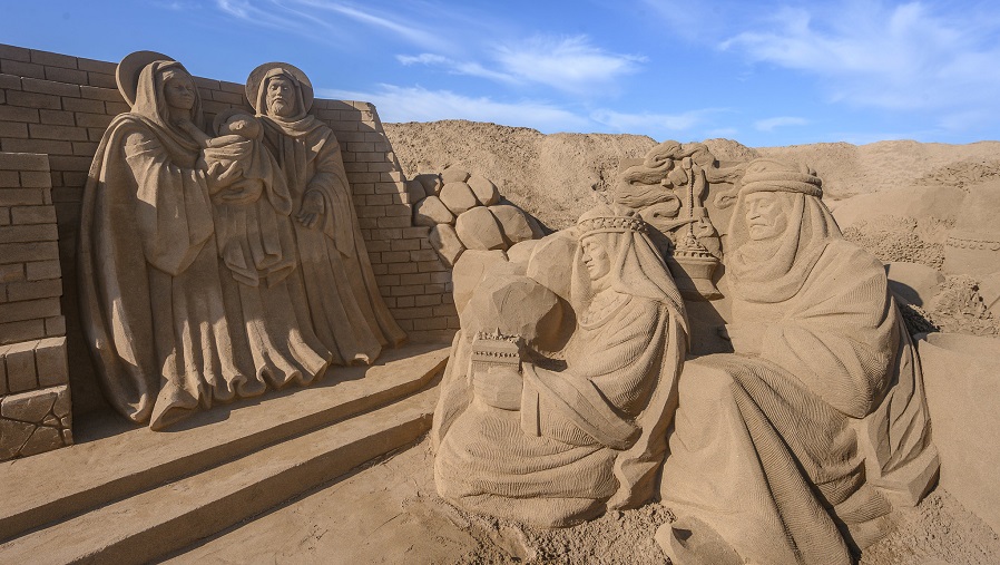 El Belén de Arena abre la Navidad en la playa de Las Canteras