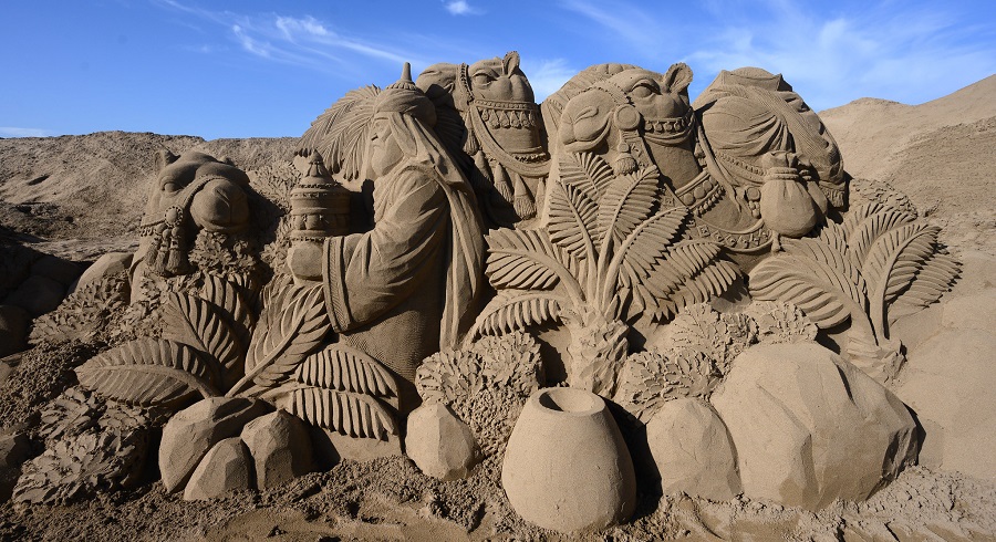 El Belén de Arena abre la Navidad en la playa de Las Canteras