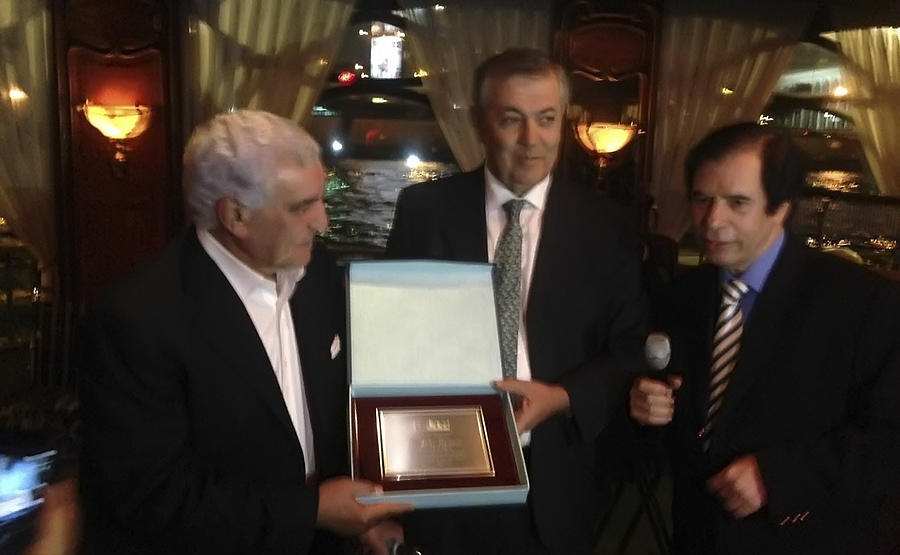 Un grupo de viajeros vascos ha sido recibido por Zahi Hawass, el principal arqueólogo egipcio