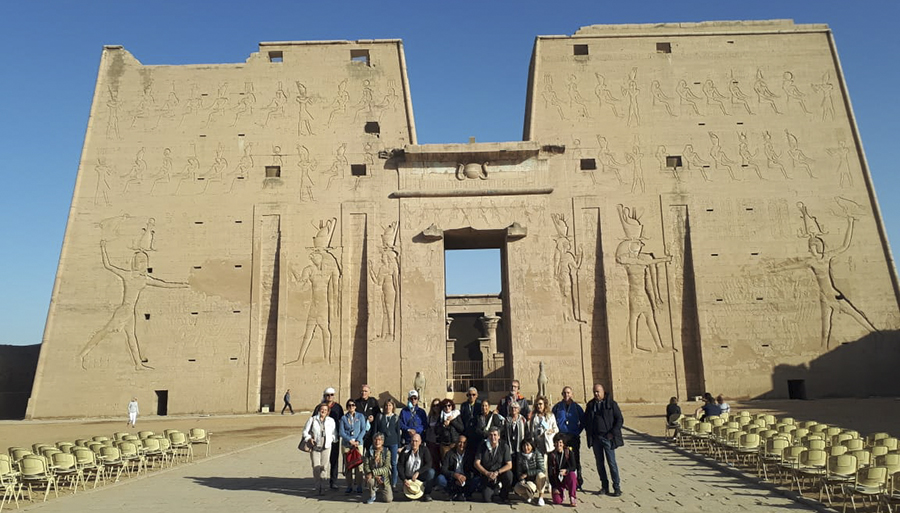 Un grupo de viajeros vascos ha sido recibido por Zahi Hawass, el principal arqueólogo egipcio
