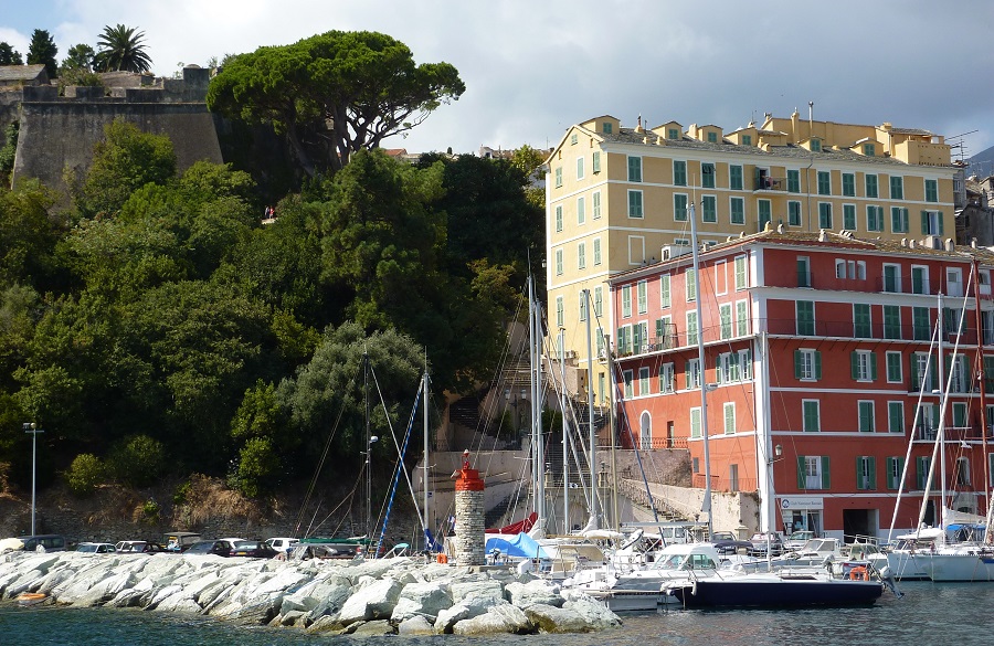 Descubrir los encantos de Córcega, “la Isla de la Belleza”, desde el mar