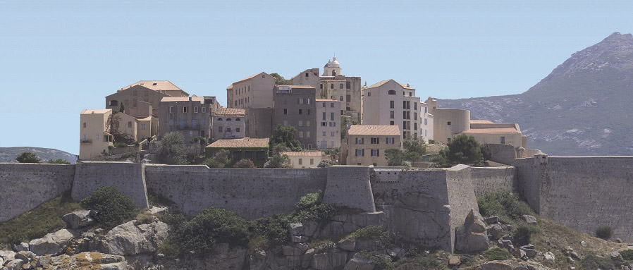 Descubrir los encantos de Córcega, “la Isla de la Belleza”, desde el mar