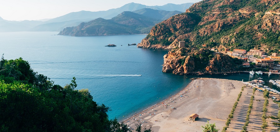 Descubrir los encantos de Córcega, “la Isla de la Belleza”, desde el mar