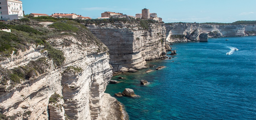 Descubrir los encantos de Córcega, “la Isla de la Belleza”, desde el mar