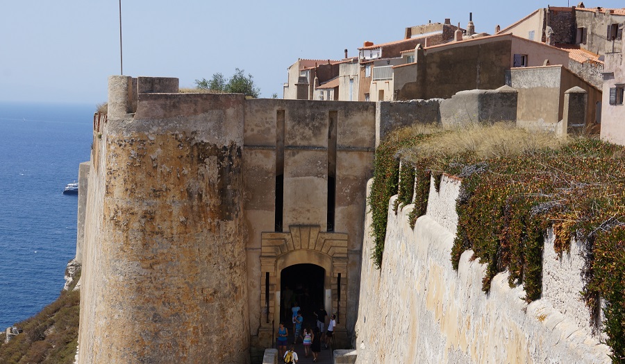 Descubrir los encantos de Córcega, “la Isla de la Belleza”, desde el mar