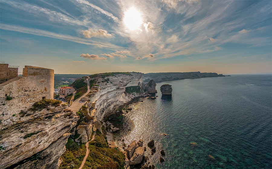 Descubrir los encantos de Córcega, “la Isla de la Belleza”, desde el mar