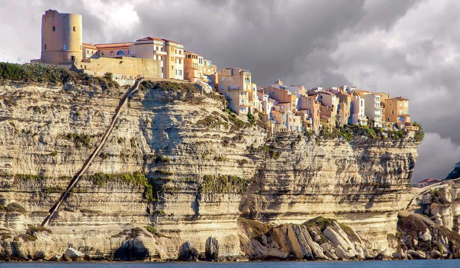 Descubrir los encantos de Córcega, “la Isla de la Belleza”, desde el mar