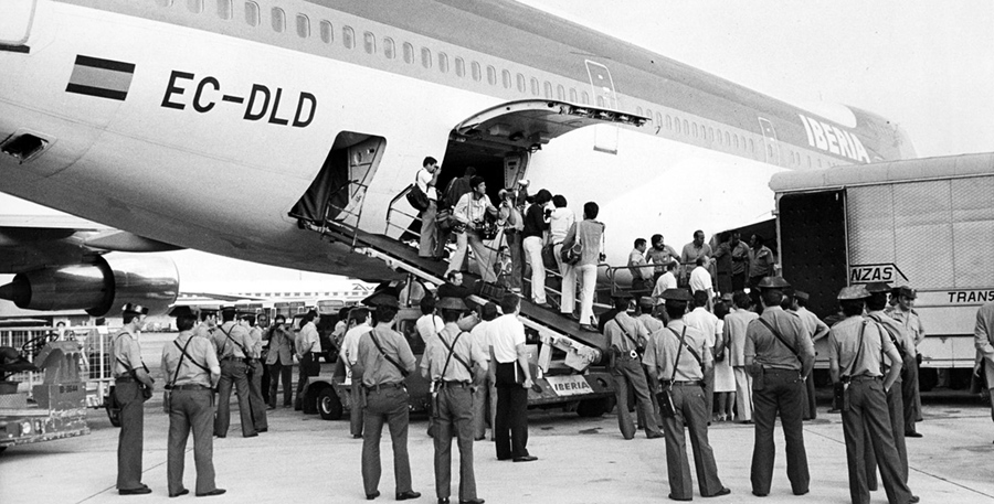 Así fue el vuelo que trajo el Guernica a España hace 40 años