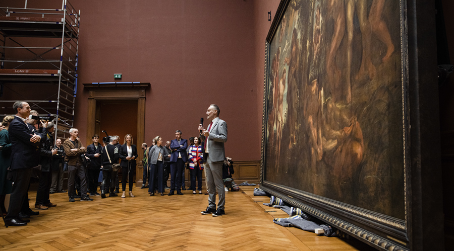 Instalación del primer gran Rubens en el Real Museo de Bellas Artes de Amberes