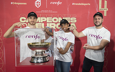 Los viajeros de Cercanías Madrid, con la copa del EuroBasket